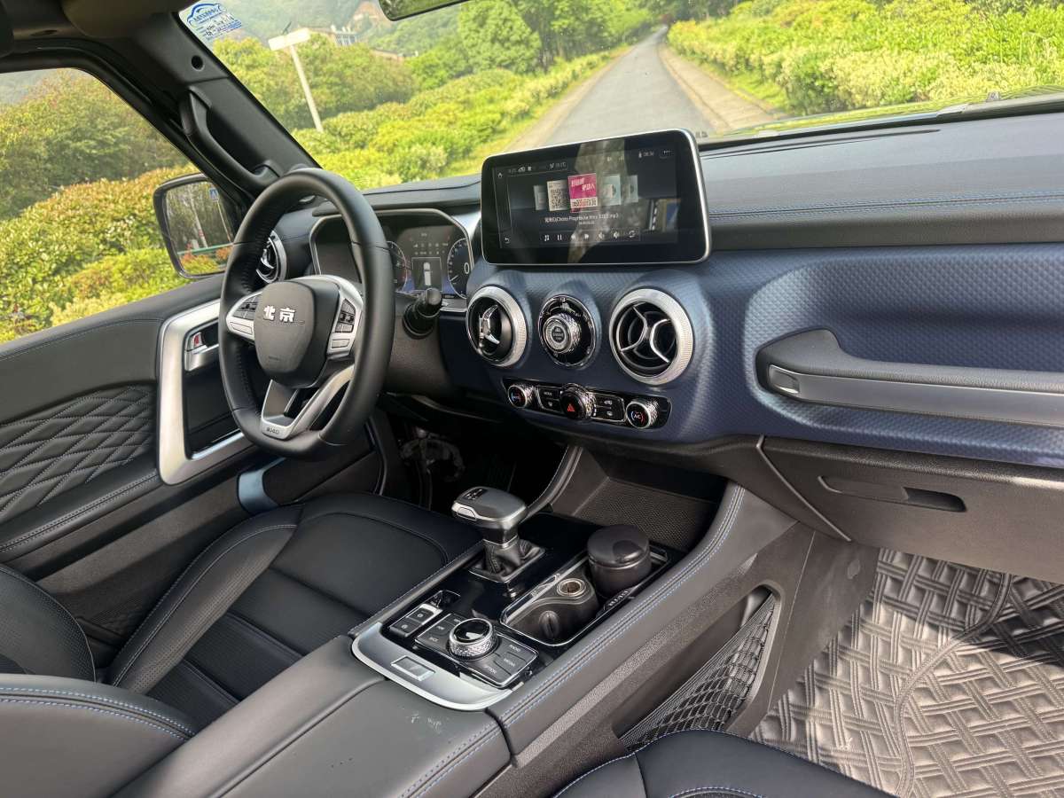 北京 BJ40  2020款 2.0T 自動(dòng)四驅(qū)城市獵人版?zhèn)b客型圖片