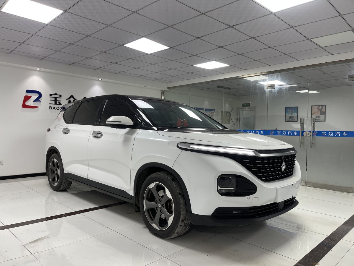 寶駿 RM-5  2019款 1.5T CVT 24小時(shí)在線尊貴型 7座圖片