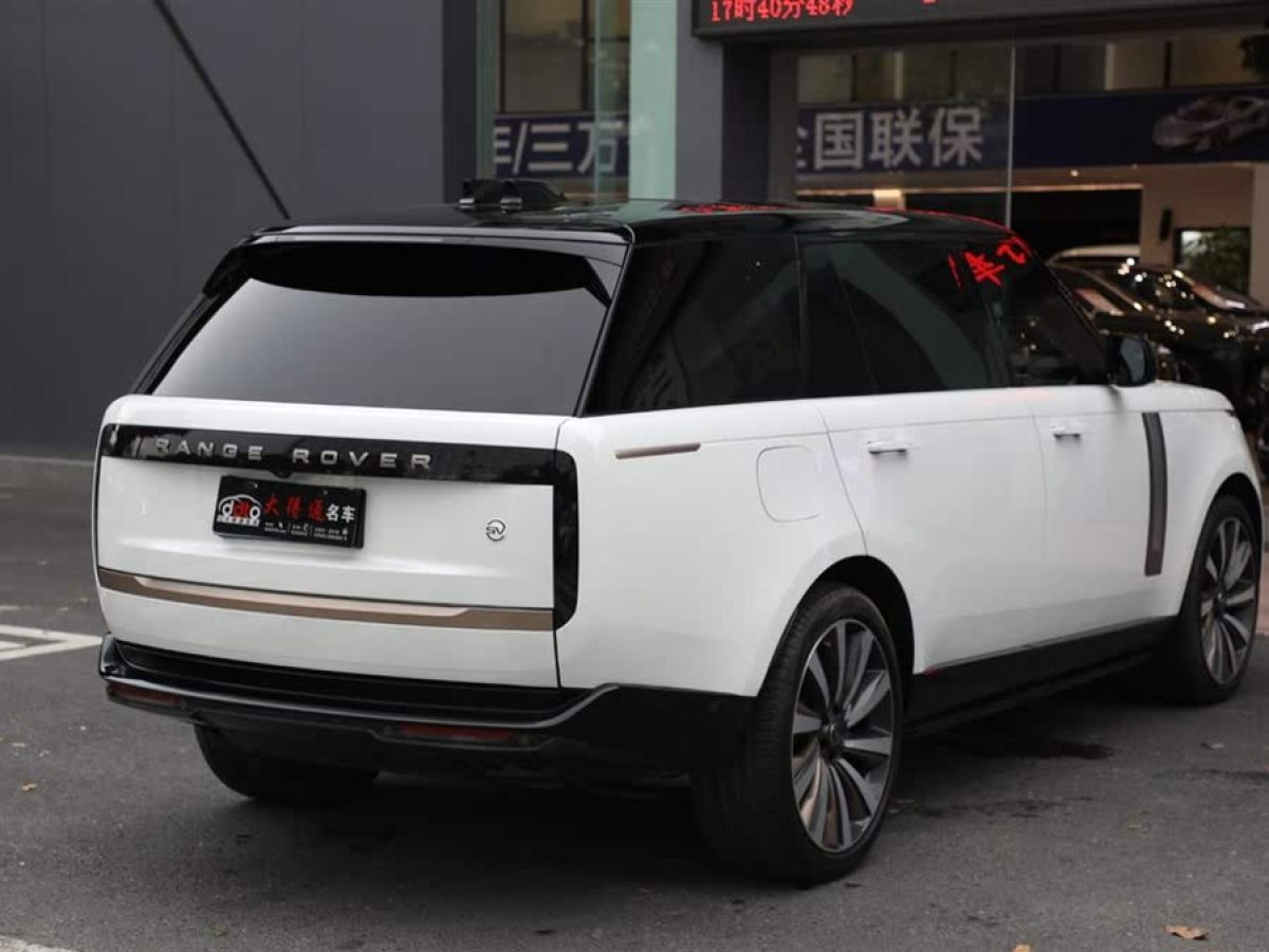 路虎 攬勝  2023款 4.4 V8 SV尊榮創(chuàng)世加長(zhǎng)版圖片