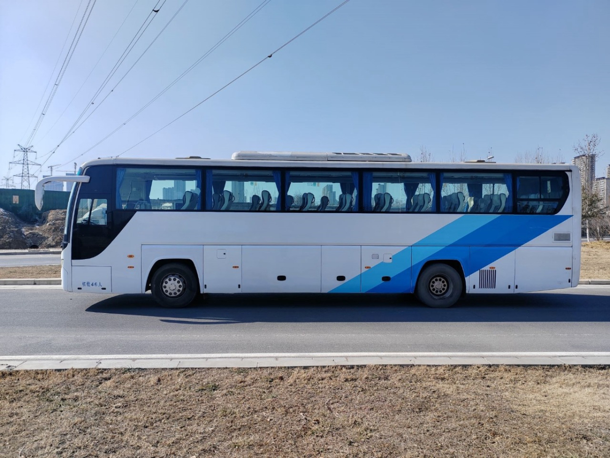 多台46座福田6127非营运油混客车图片