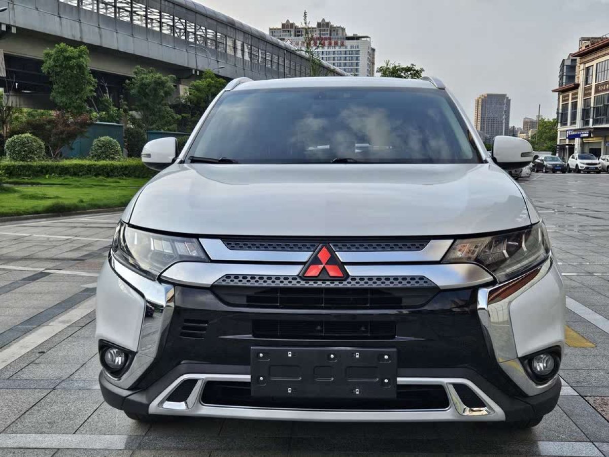 三菱 歐藍德  2021款 2.4L 四驅(qū)致享版 5座圖片