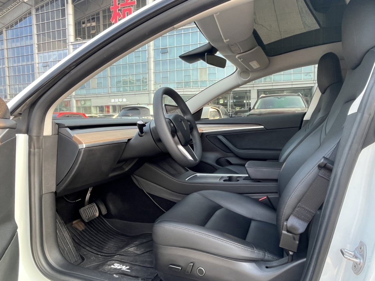 特斯拉 Model 3  2019款 標(biāo)準(zhǔn)續(xù)航后驅(qū)升級版圖片