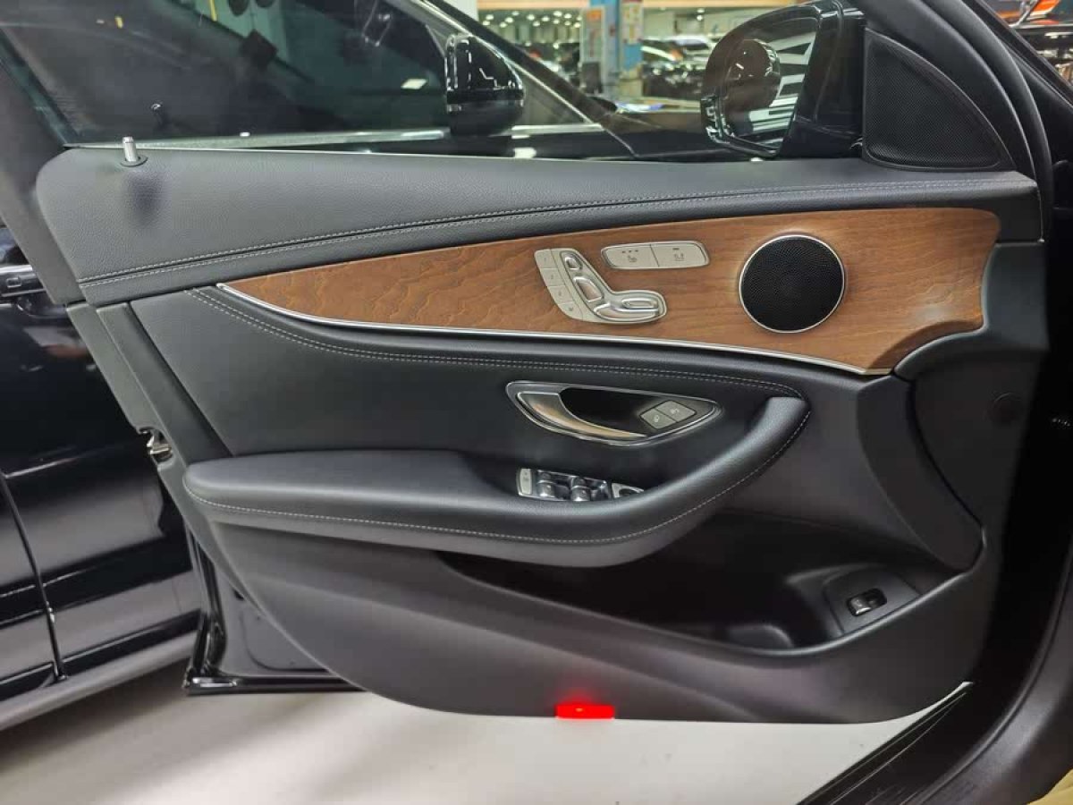 奔馳 奔馳E級  2019款 改款 E 300 L 時尚型圖片