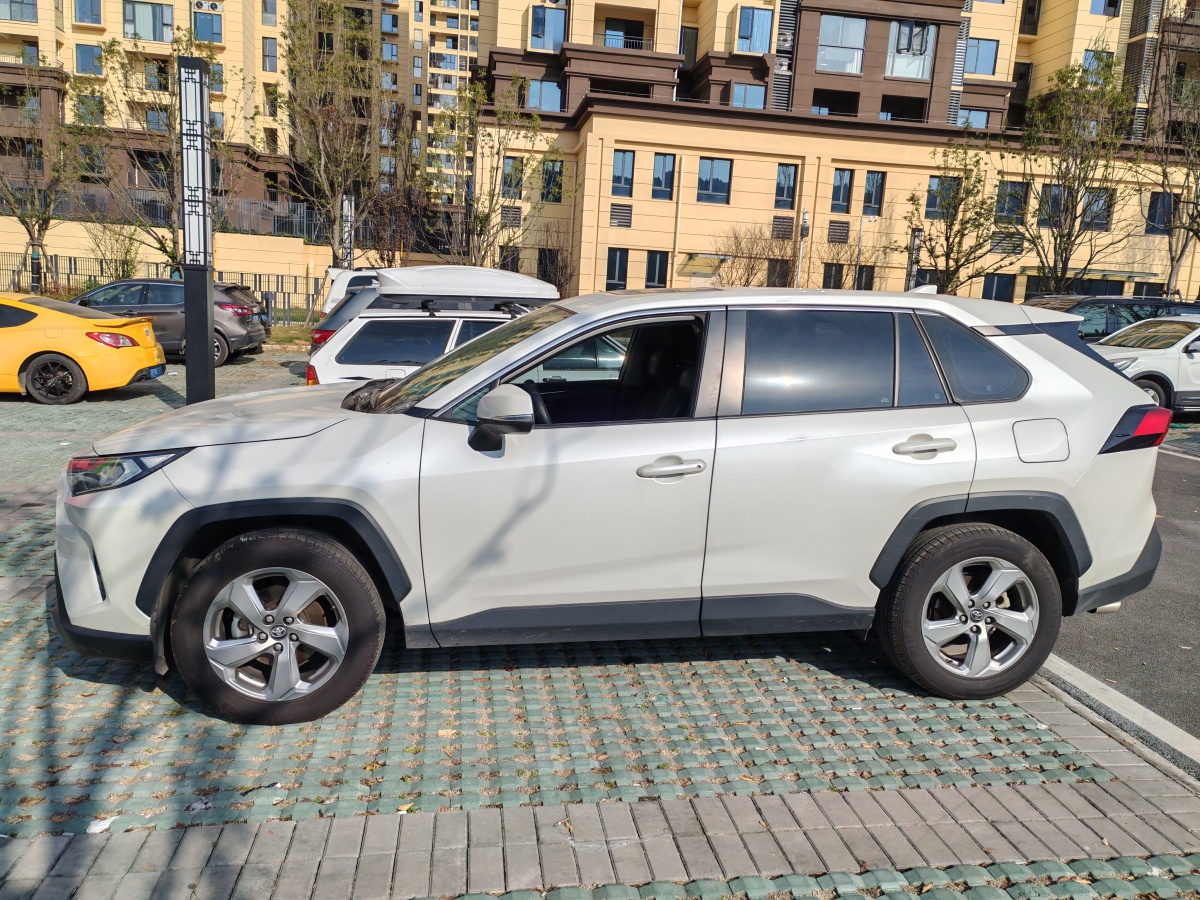 豐田 RAV4  2018款 榮放 2.0L CVT兩驅(qū)風(fēng)尚版圖片