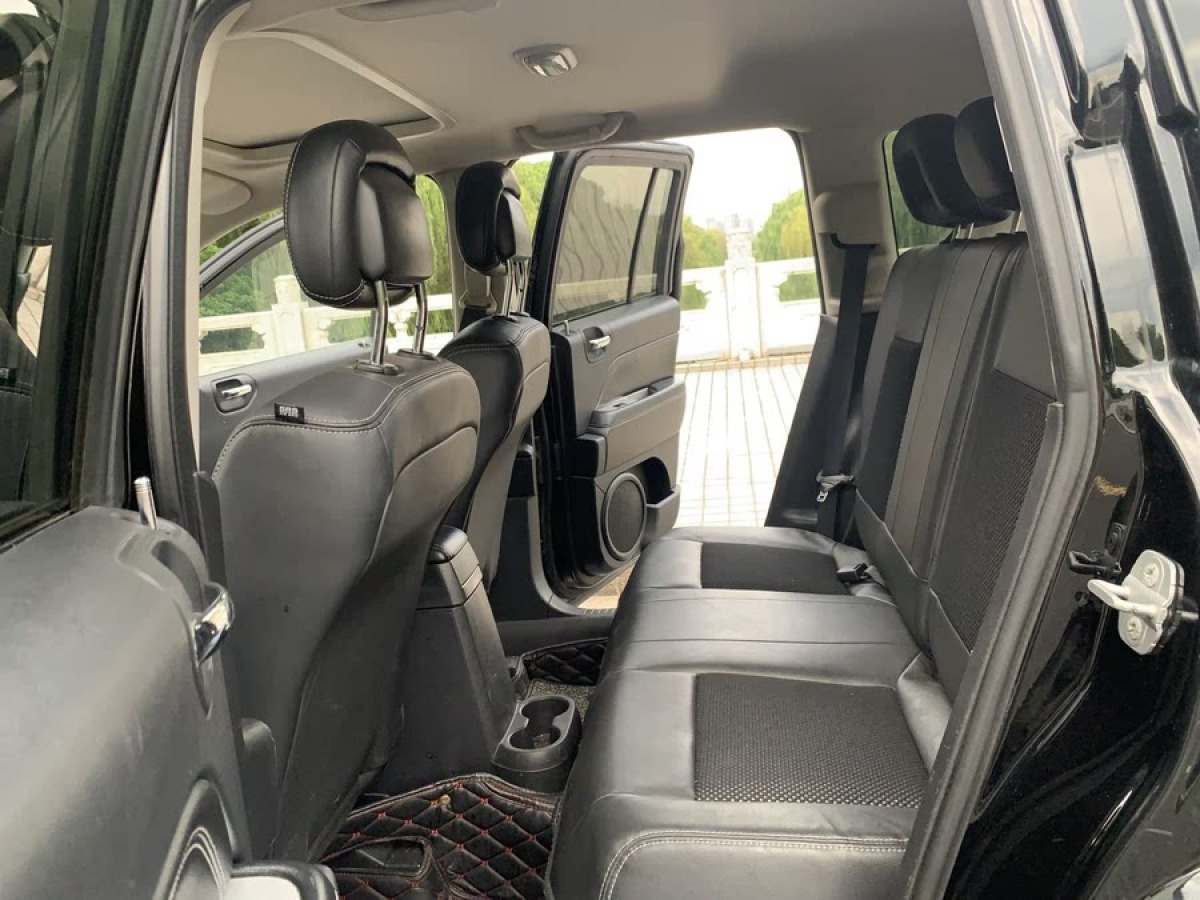 Jeep 指南者  2014款 改款 2.4L 四驅(qū)豪華導(dǎo)航版圖片