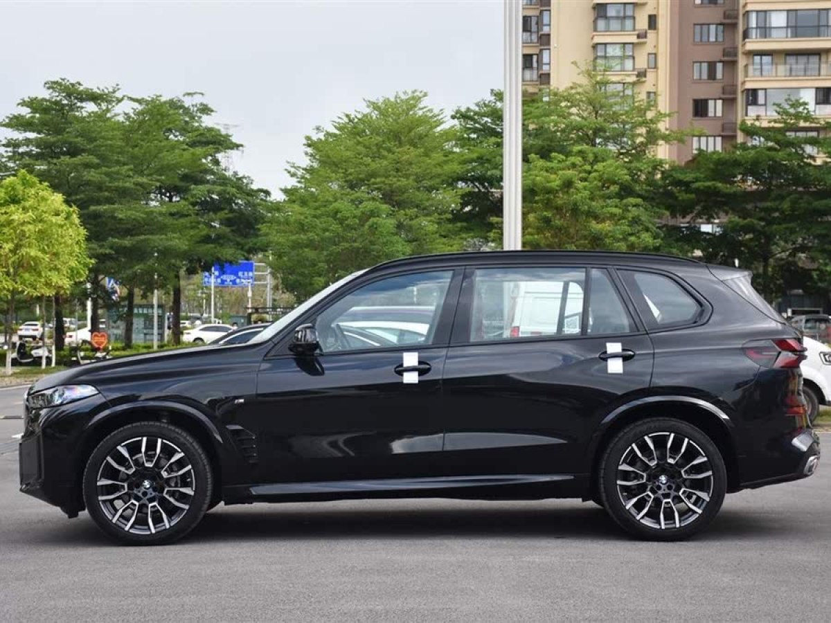 寶馬 寶馬X5  2023款 xDrive 40Li M運(yùn)動曜夜套裝圖片