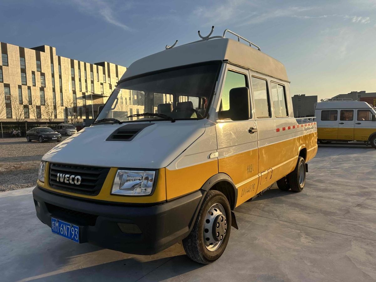 依維柯 得意  2023款 2.8T A40M2客車長(zhǎng)軸中頂雙胎手動(dòng)門10-17座圖片