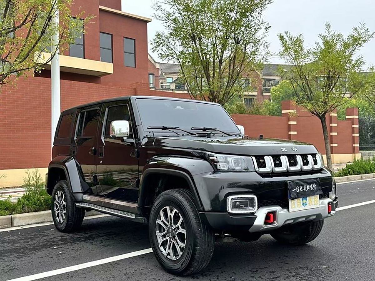 北京 BJ40  2020款 2.0T 自動四驅(qū)城市獵人版?zhèn)b客型圖片