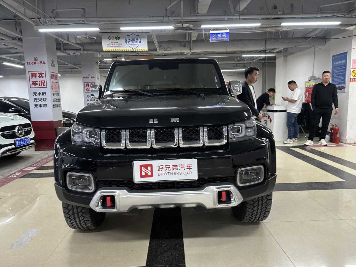 北京 BJ40  2023款 2.0T 自動(dòng)四驅(qū)城市獵人版?zhèn)b客型圖片