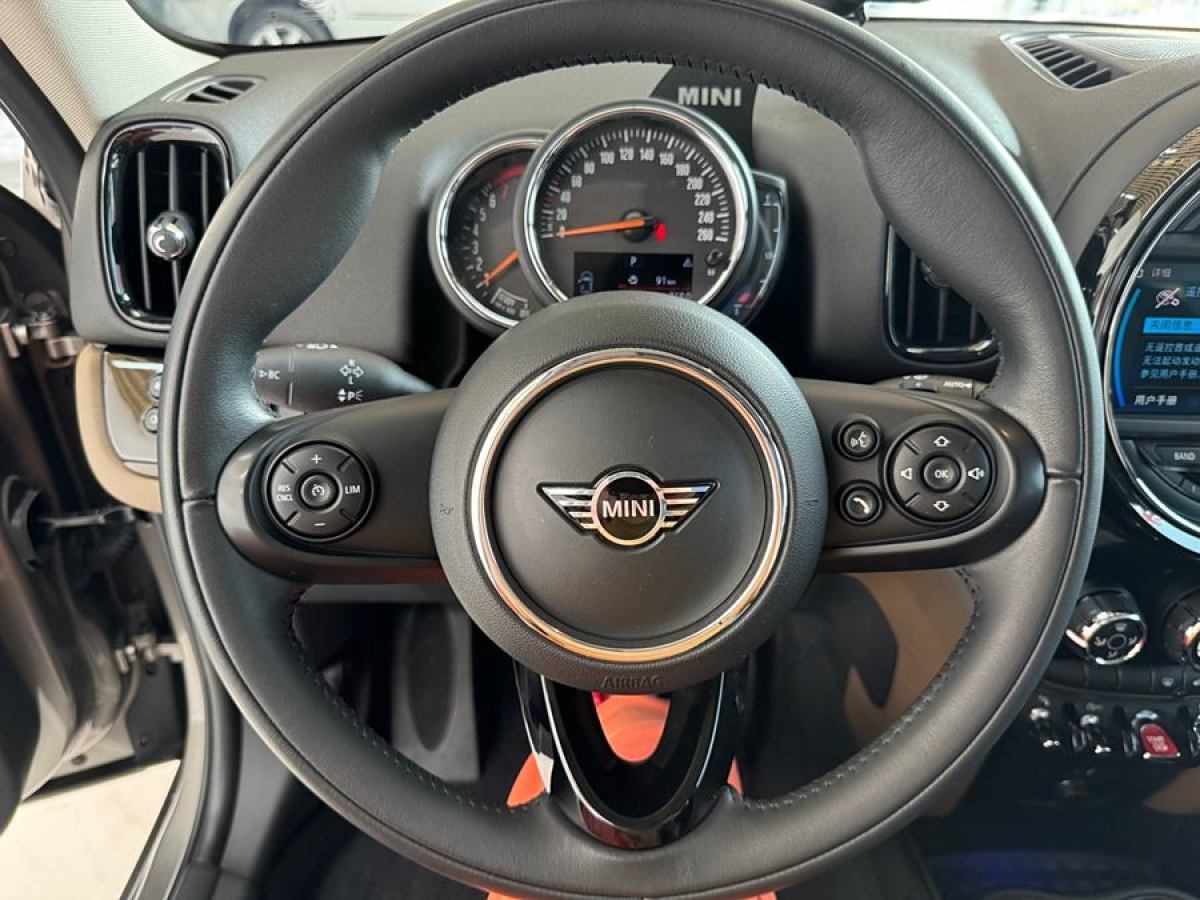 MINI COUNTRYMAN  2019款 1.5T COOPER ALL4 經(jīng)典派周末旅行版圖片