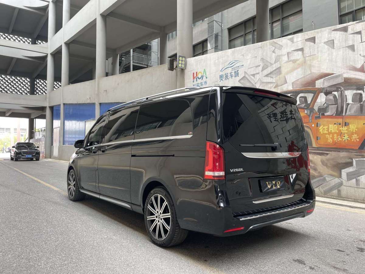 奔馳 V級(jí)  2022款 V 260 L 長(zhǎng)軸距豪華版圖片