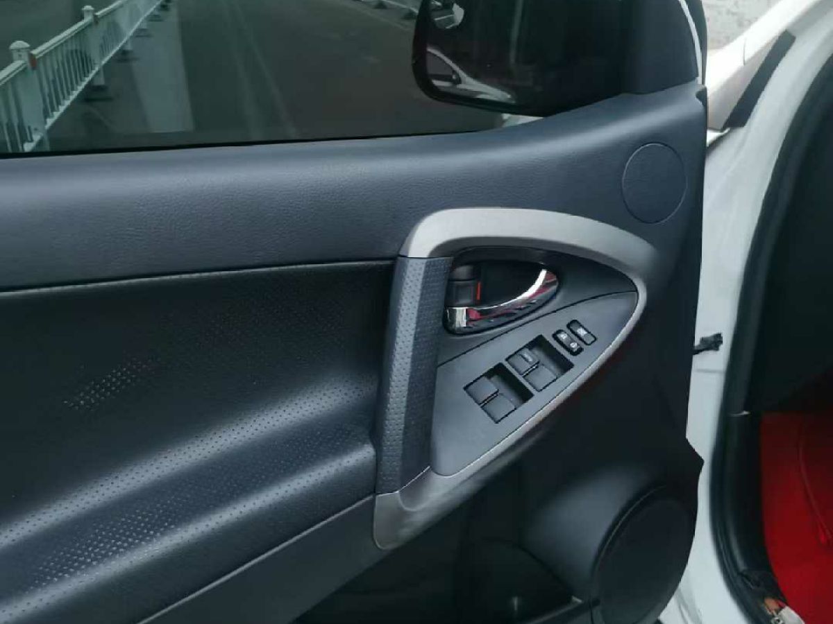 豐田 RAV4  2013款 2.0 兩驅(qū)都市版圖片