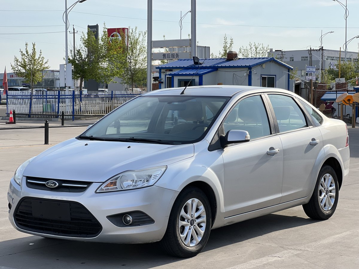 福特 ?？怂? 2013款 三廂經(jīng)典 1.8L 自動基本型圖片