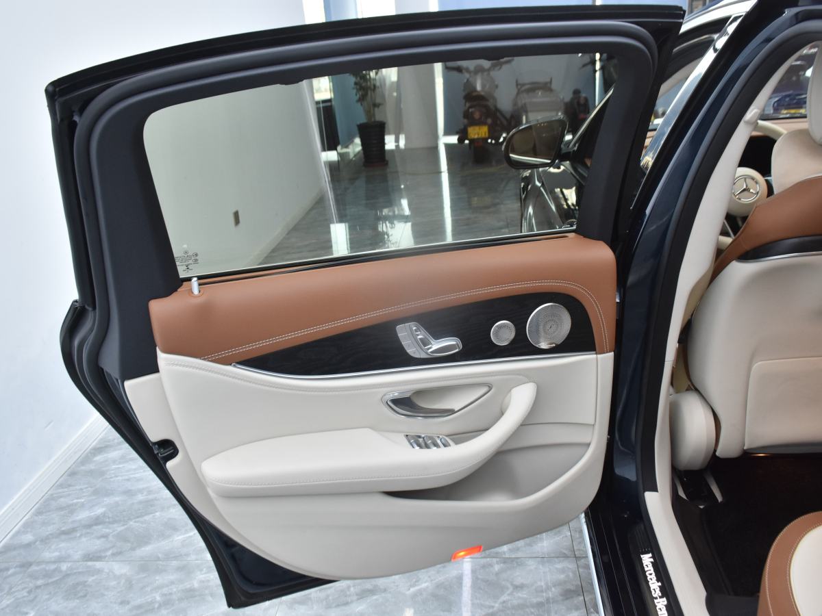 2023年3月奔驰 奔驰E级  2023款 改款 E 300 L 豪华型