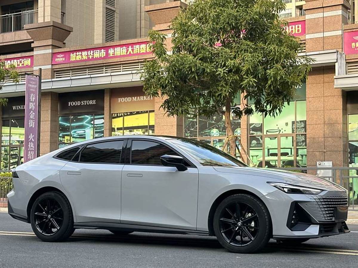 長(zhǎng)安 長(zhǎng)安UNI-V  2022款 1.5T 尊貴型圖片