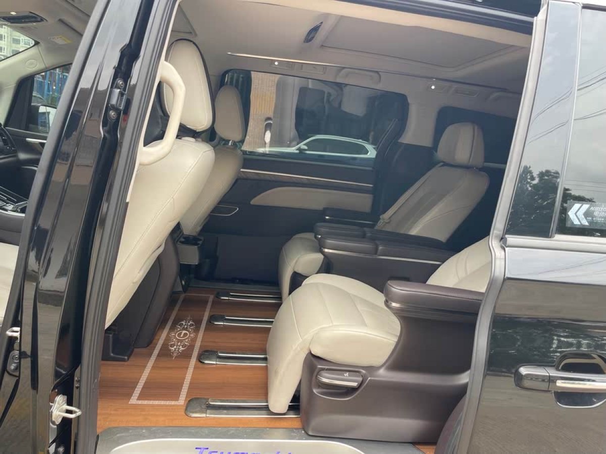 廣汽傳祺 M8  2021款 領(lǐng)秀系列 390T 至尊版圖片