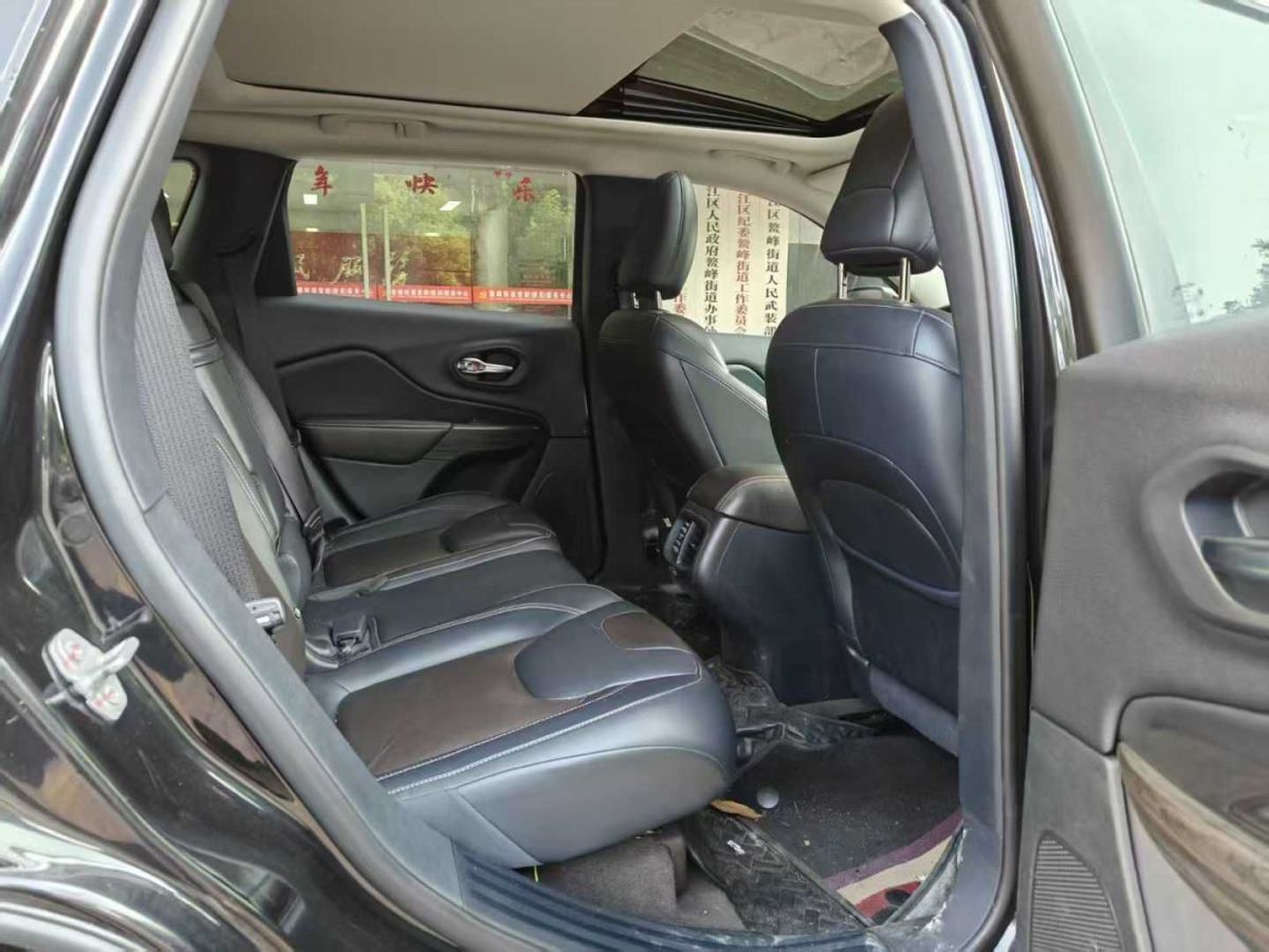 Jeep 自由俠  2018款 互聯(lián)大屏版 180T 自動智能版圖片