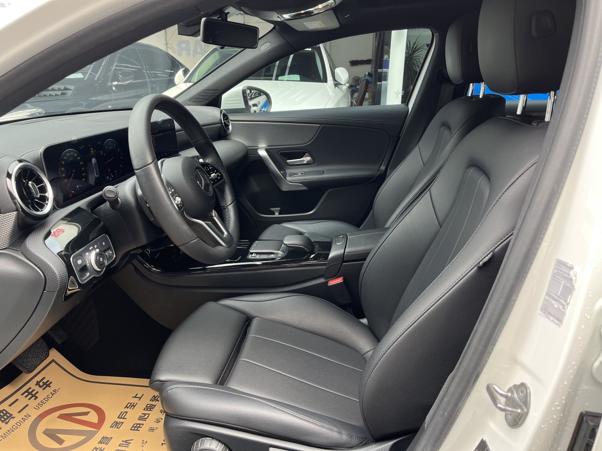2020年6月奔驰 奔驰A级  2020款 改款 A 180 L 运动轿车特殊配置