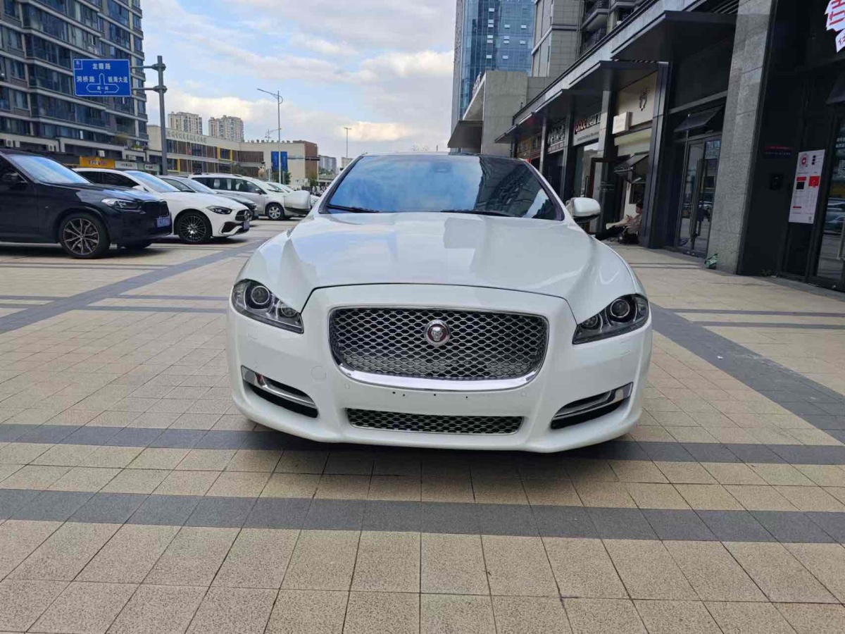 捷豹 XJ  2014款 XJL 2.0T 兩驅(qū)全景商務(wù)版圖片