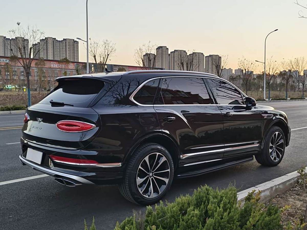 賓利 添越  2023款 4.0T V8 長(zhǎng)軸距雅度版圖片