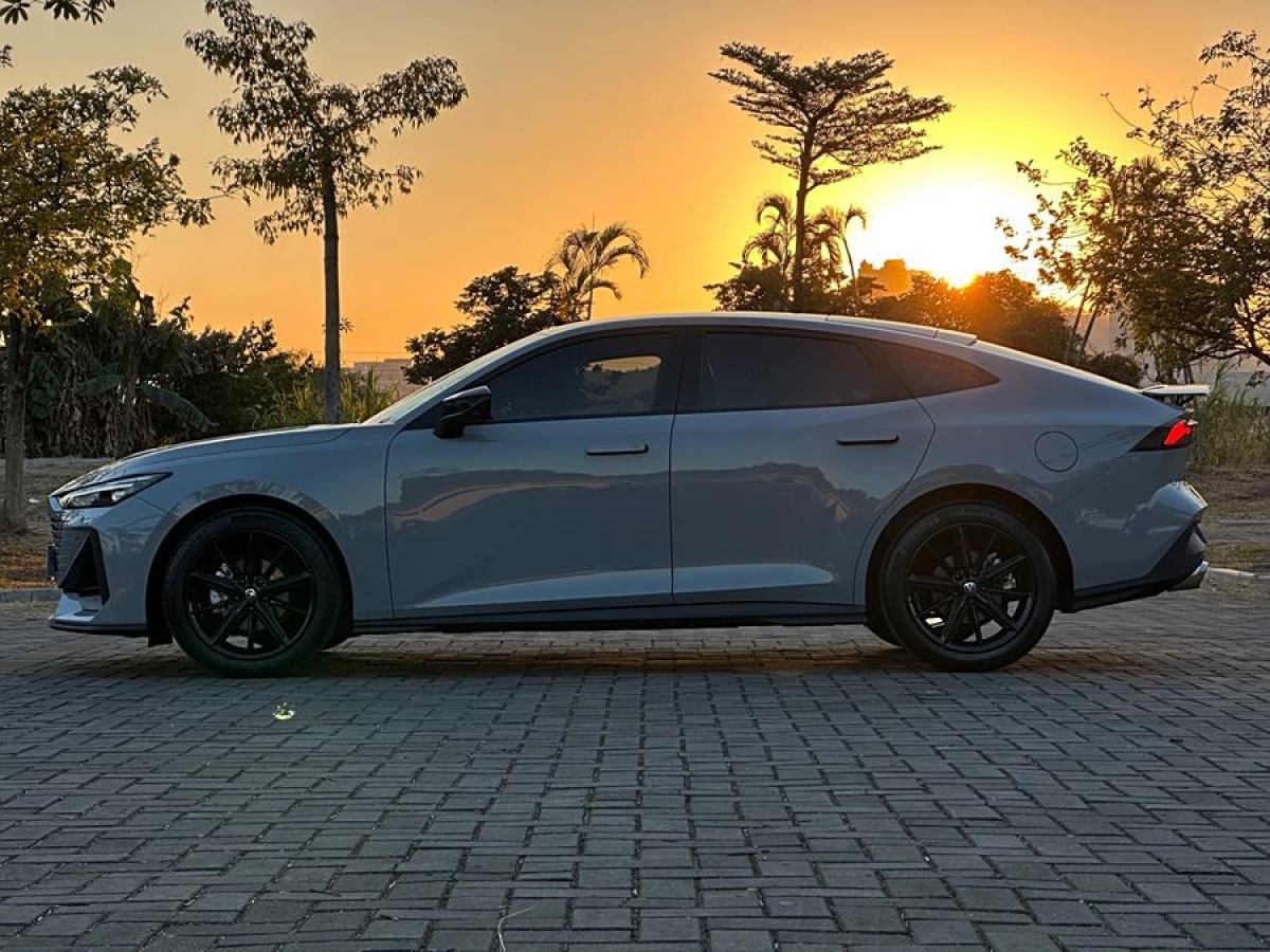 長(zhǎng)安 長(zhǎng)安UNI-V  2023款 1.5T 尊貴型圖片