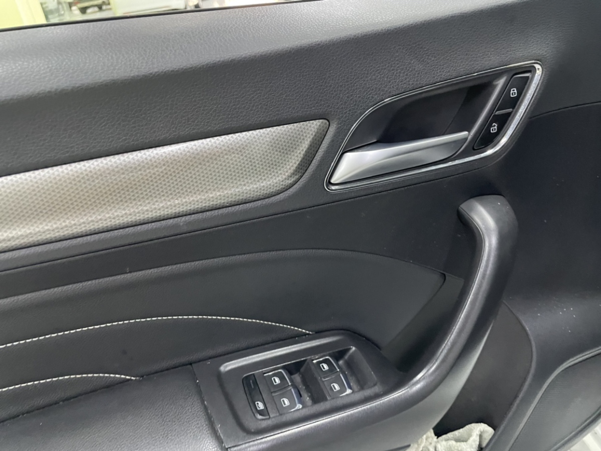 榮威 i6  2020款  PLUS 1.6L CVT 4G互聯(lián)榮耀旗艦版圖片