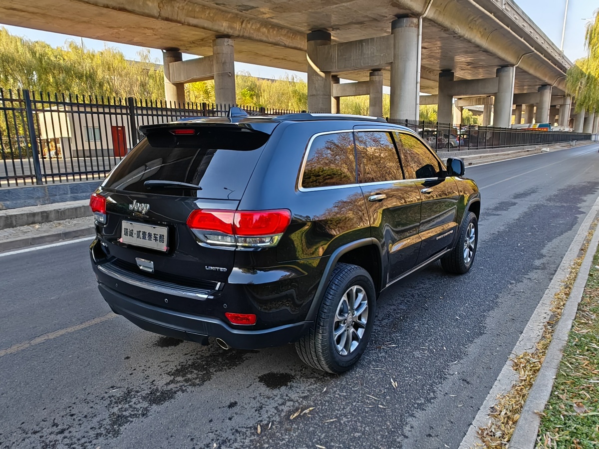 Jeep 大切諾基  2016款 3.0L 精英導(dǎo)航版圖片