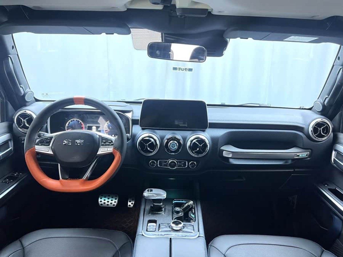 北京 BJ40  2023款 2.0D 自動四驅(qū)刀鋒英雄版?zhèn)b客型圖片
