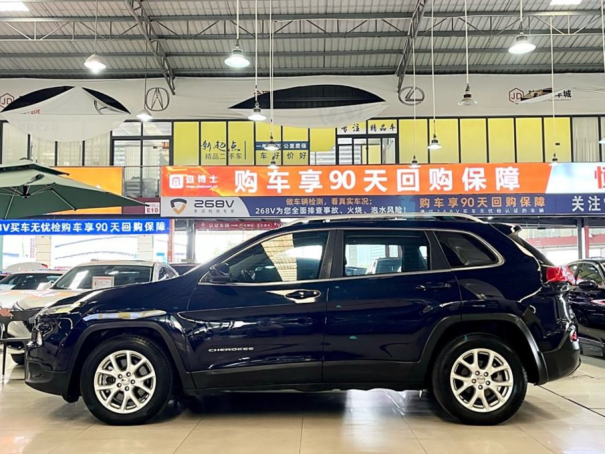 2016年12月Jeep 自由光  2017款 2.4L 領(lǐng)先智能版