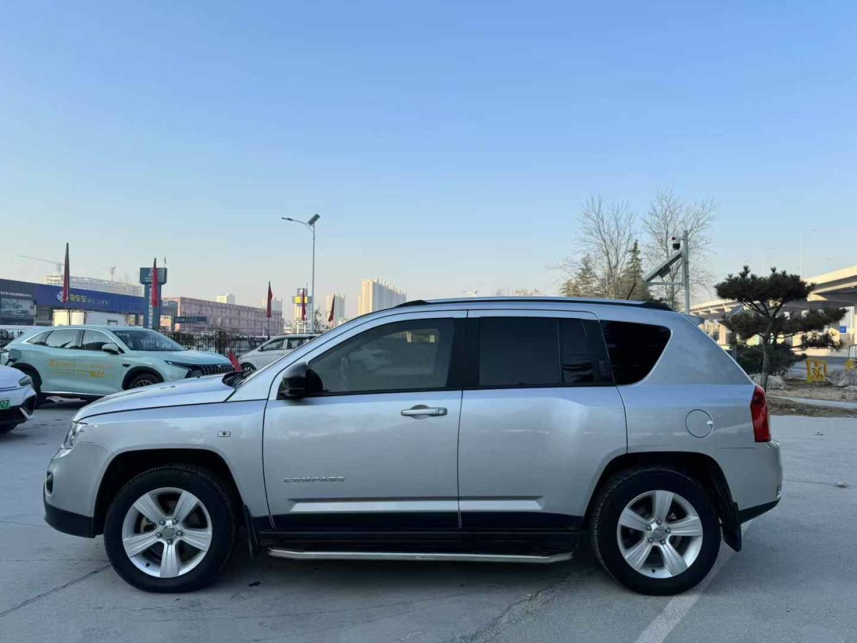 Jeep 指南者  2012款 2.0L 兩驅(qū)豪華版圖片