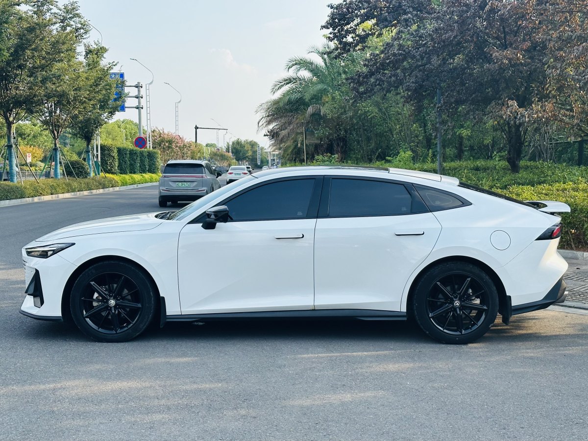 長(zhǎng)安 長(zhǎng)安UNI-V  2022款 1.5T 尊貴型圖片