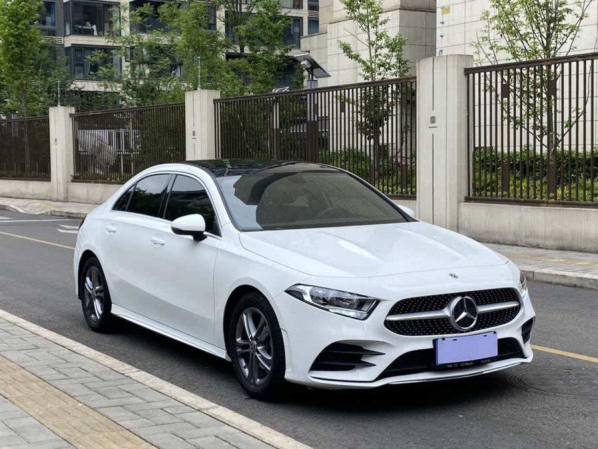 奔馳 奔馳A級(jí)  2021款 改款 A 180 L 運(yùn)動(dòng)轎車圖片