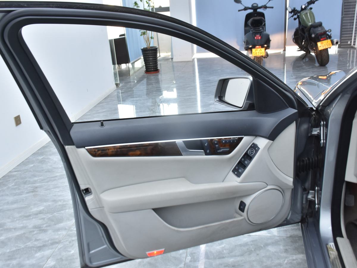 2013年10月奔驰 奔驰C级  2013款 C 260 CGI 优雅型