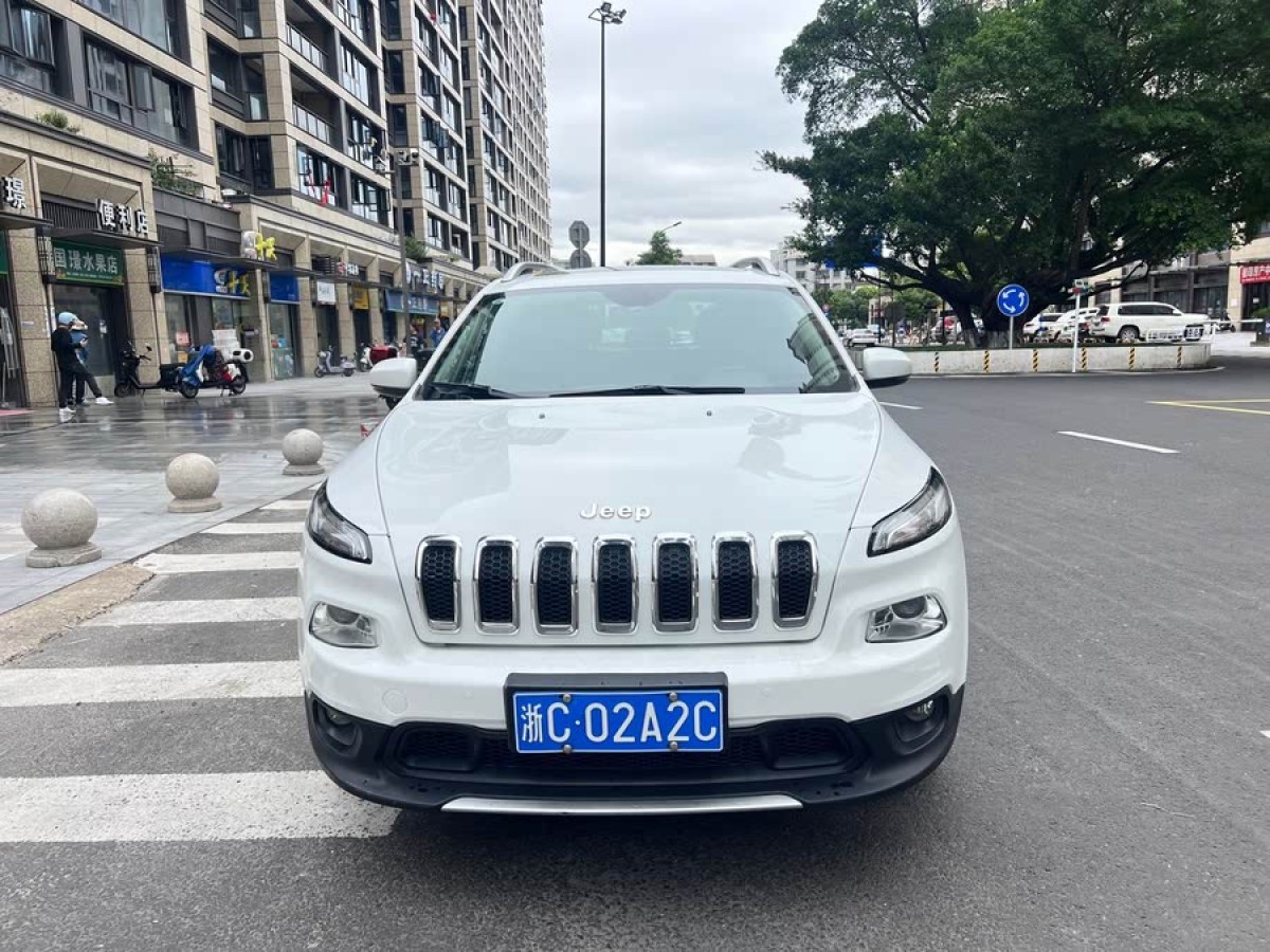 Jeep 自由光  2016款 2.0L 優(yōu)越版圖片