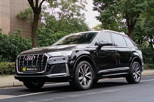 奥迪Q7 奥迪 55 TFSI quattro S line运动型