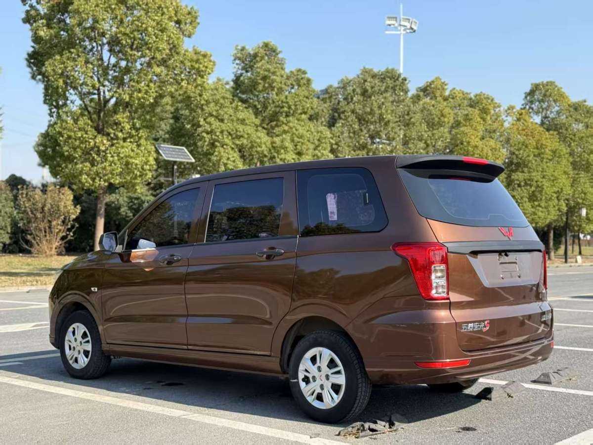 五菱 五菱宏光  2021款 1.5L S標(biāo)準(zhǔn)型LAR圖片