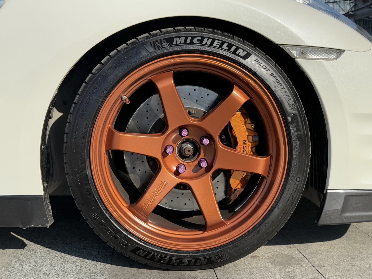 日產(chǎn) GT-R  2015款 3.8T 豪華棕紅內(nèi)飾版圖片