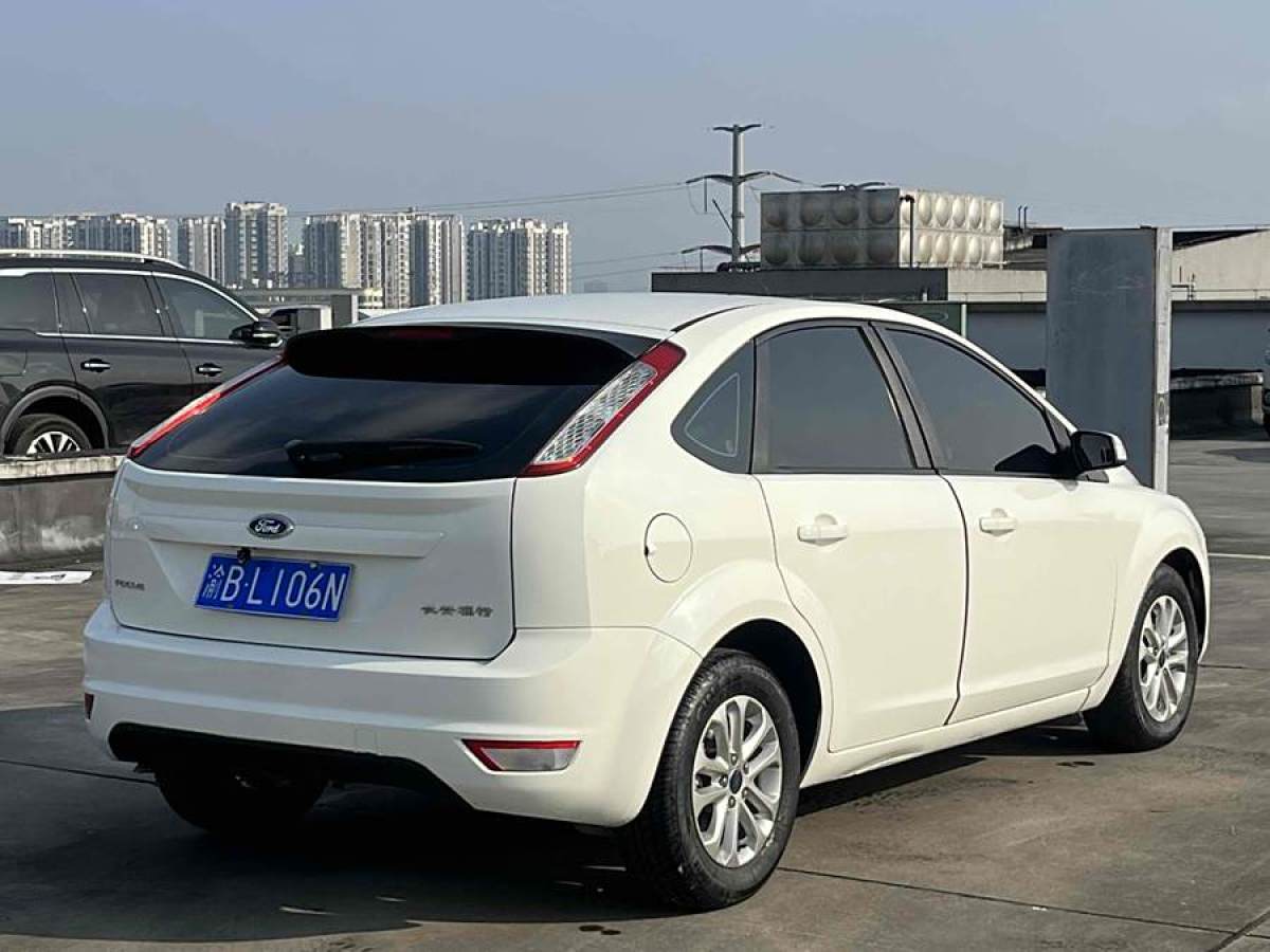 福特 福克斯  2013款 兩廂經(jīng)典 1.8L 自動基本型圖片