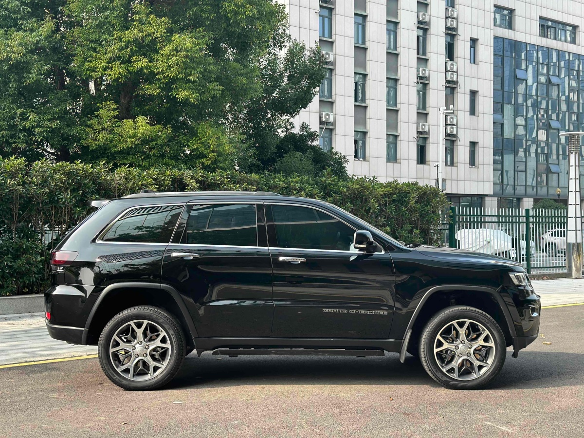 Jeep 大切諾基  2020款 3.0L 精英導航版圖片