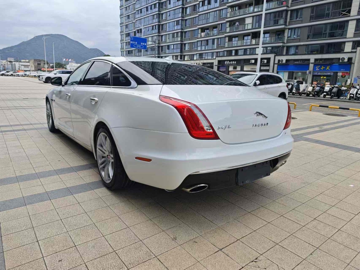 捷豹 XJ  2014款 XJL 2.0T 兩驅(qū)全景商務(wù)版圖片