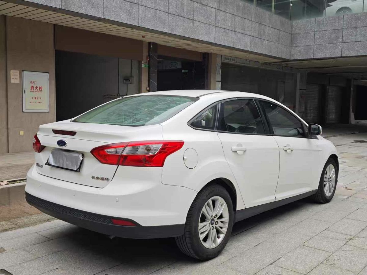 福特 福克斯  2013款 三廂經(jīng)典 1.8L 自動基本型圖片