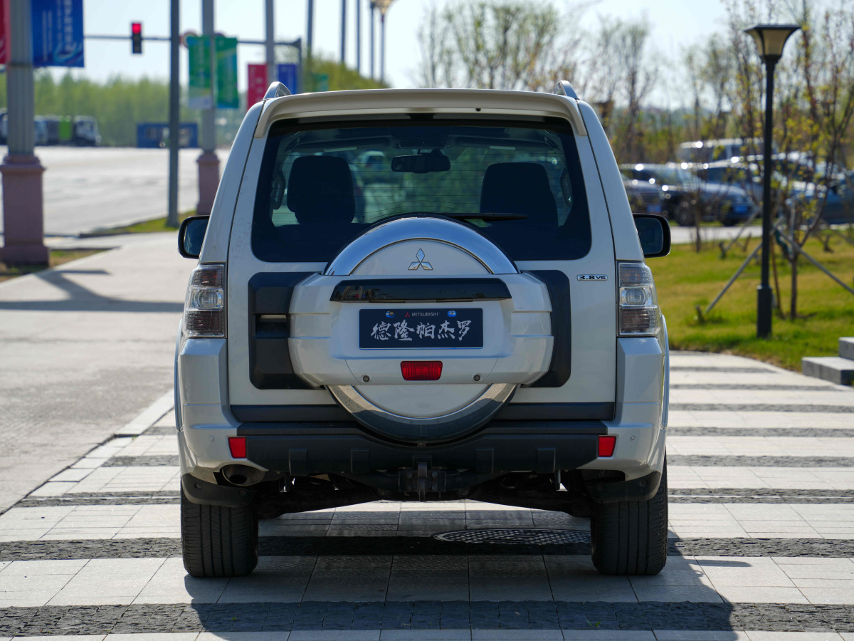 三菱 帕杰羅  2011款 3.8L 尊貴版圖片