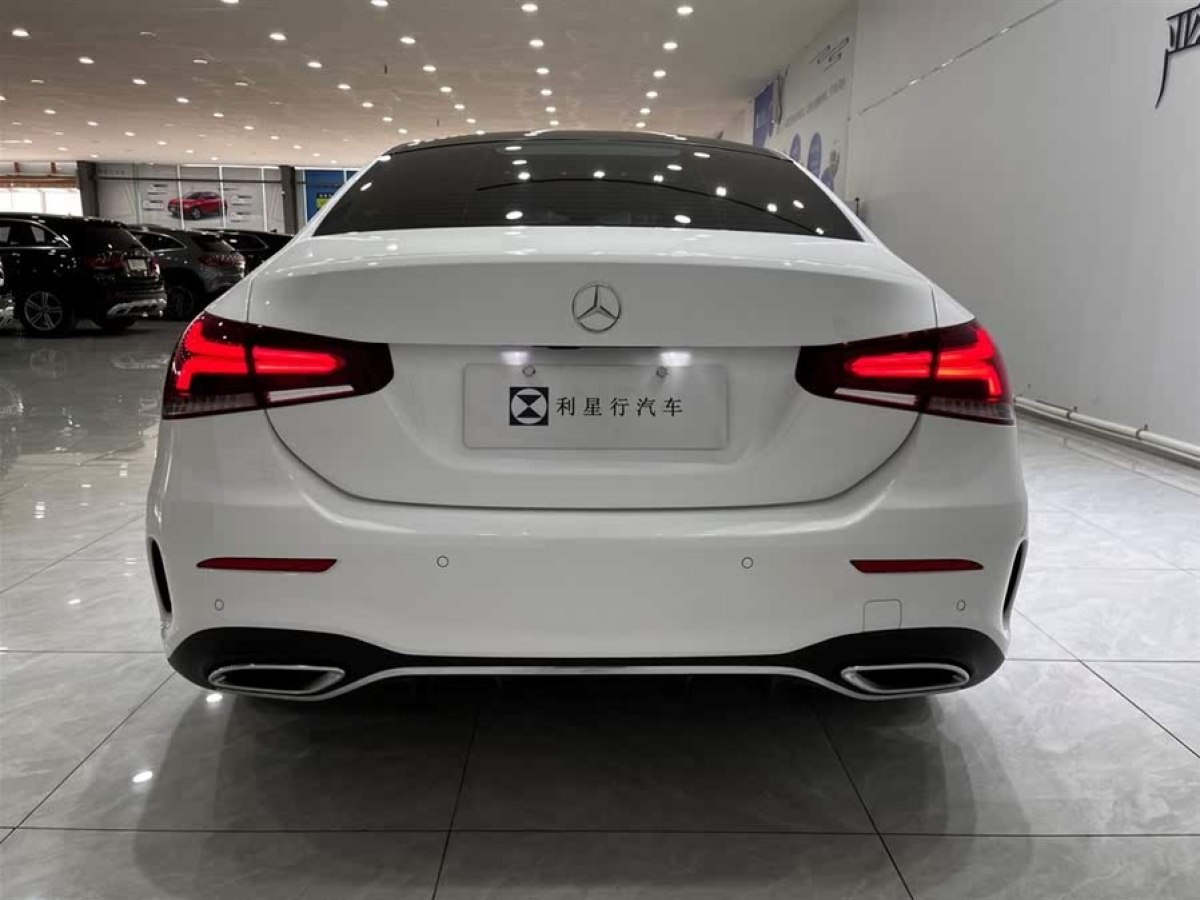奔馳 奔馳A級(jí)  2022款 改款 A 200 L 運(yùn)動(dòng)轎車時(shí)尚型圖片