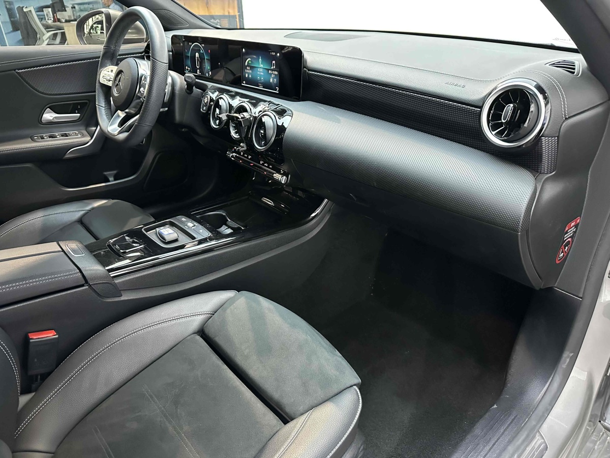 奔驰 奔驰A级  2020款 改款 A 180 L 运动轿车图片