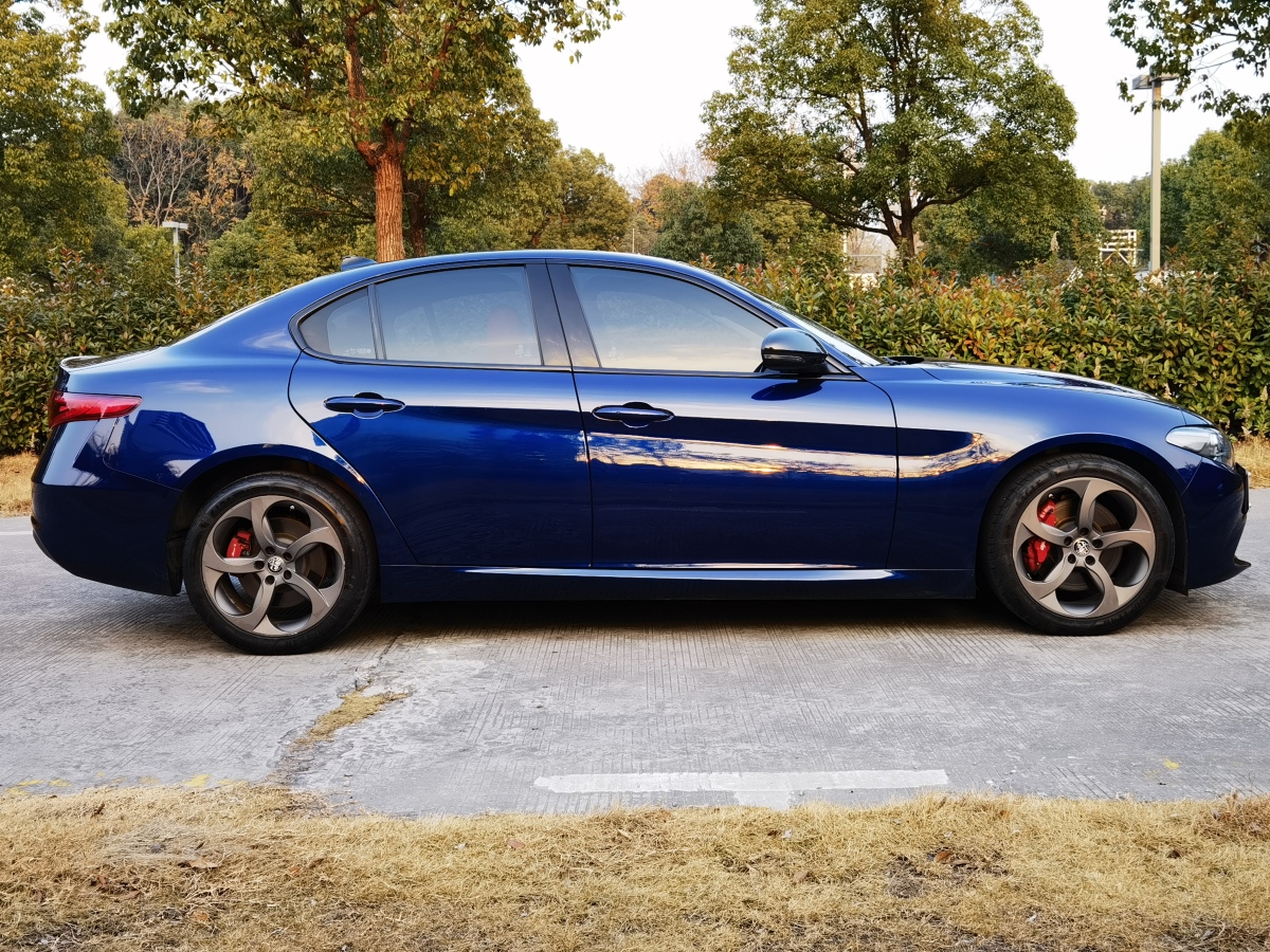 阿爾法·羅密歐 Giulia  2019款 2.0T 280HP Black Package黑標限量版圖片