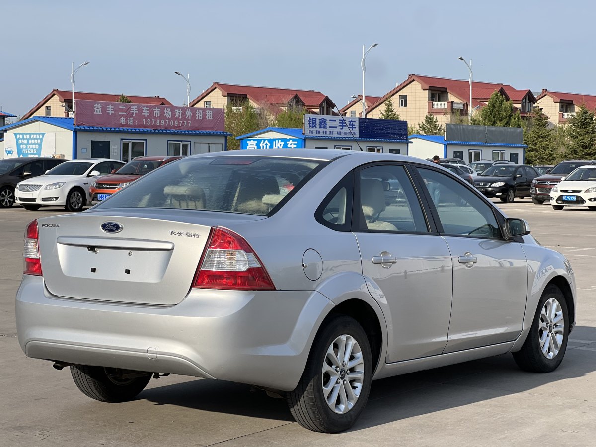 福特 ?？怂? 2013款 三廂經(jīng)典 1.8L 自動基本型圖片
