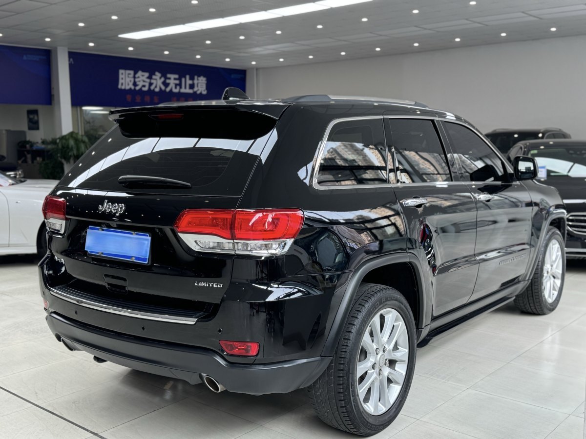 Jeep 大切諾基  2017款 3.0L 舒享導(dǎo)航版圖片