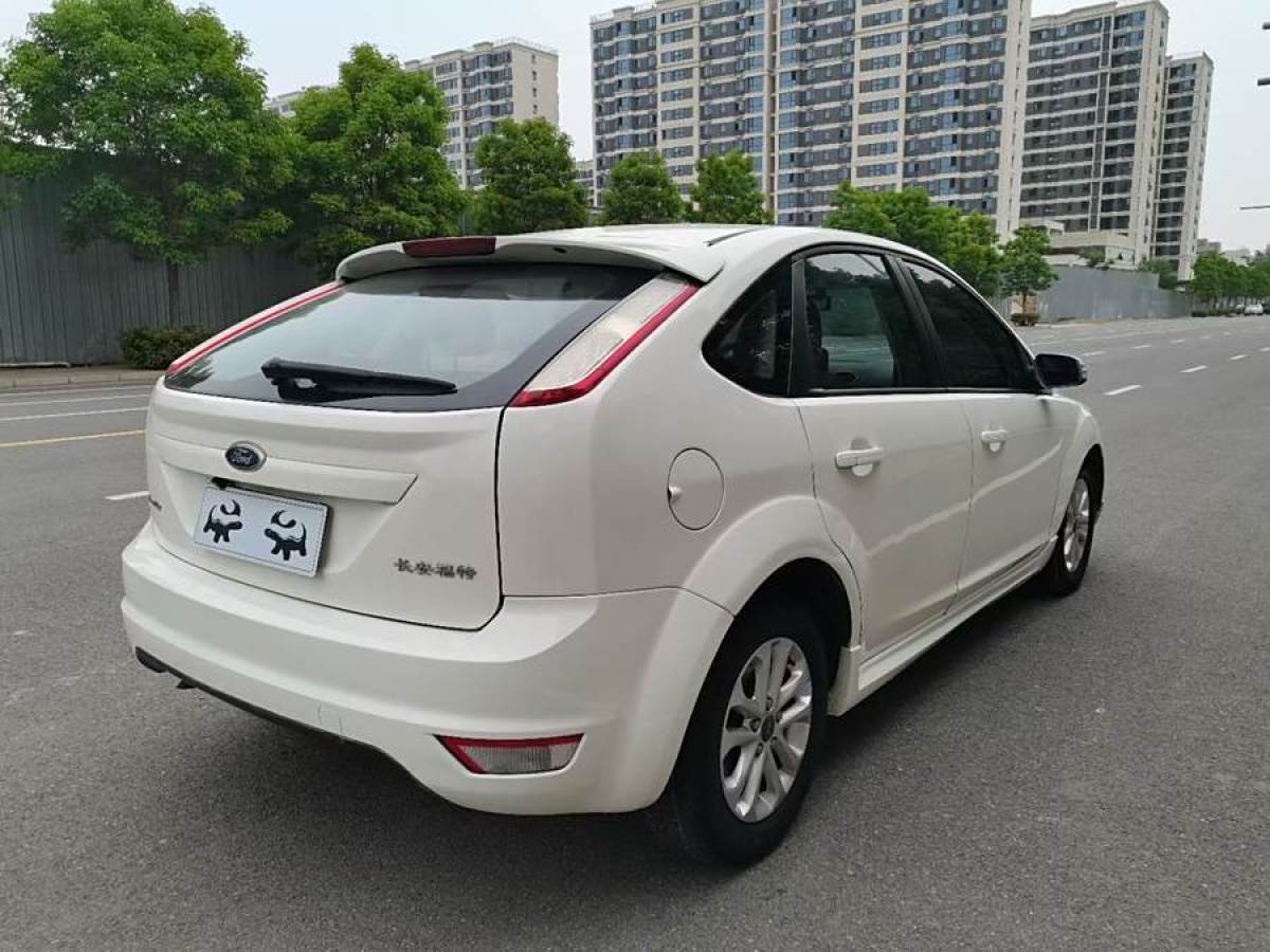 福特 福克斯  2013款 兩廂經(jīng)典 1.8L 手動(dòng)基本型圖片