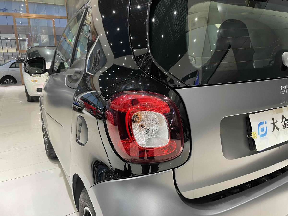 smart fortwo  2018款 0.9T 66千瓦硬頂先鋒版圖片