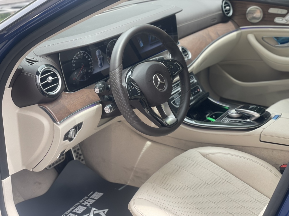 2017年5月奔驰 奔驰E级  2016款 E 300 L 豪华型